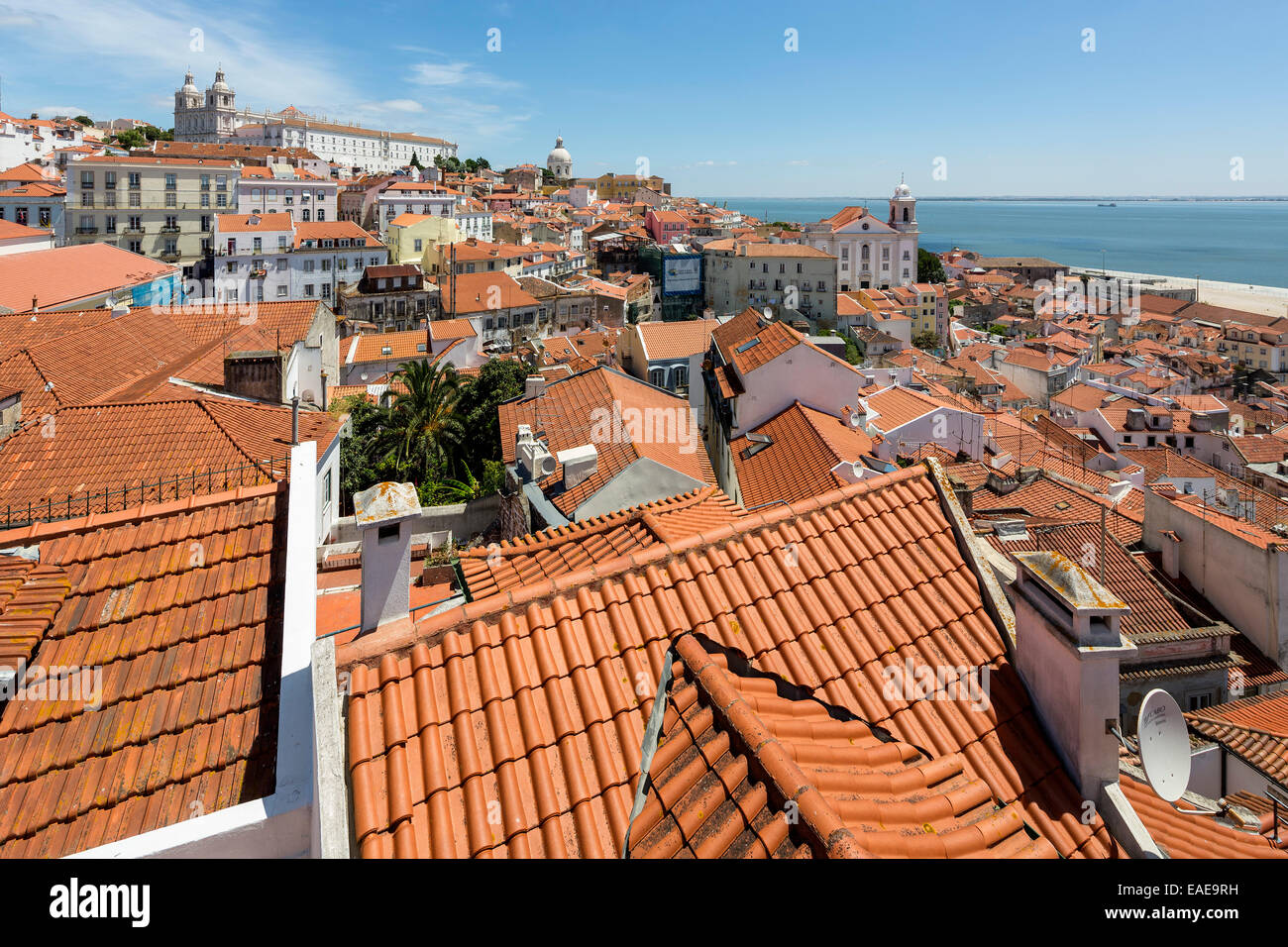 Blick über die roten Dächer von Lissabon, Altstadt, Lissabon, Distrikt Lissabon, Portugal Stockfoto