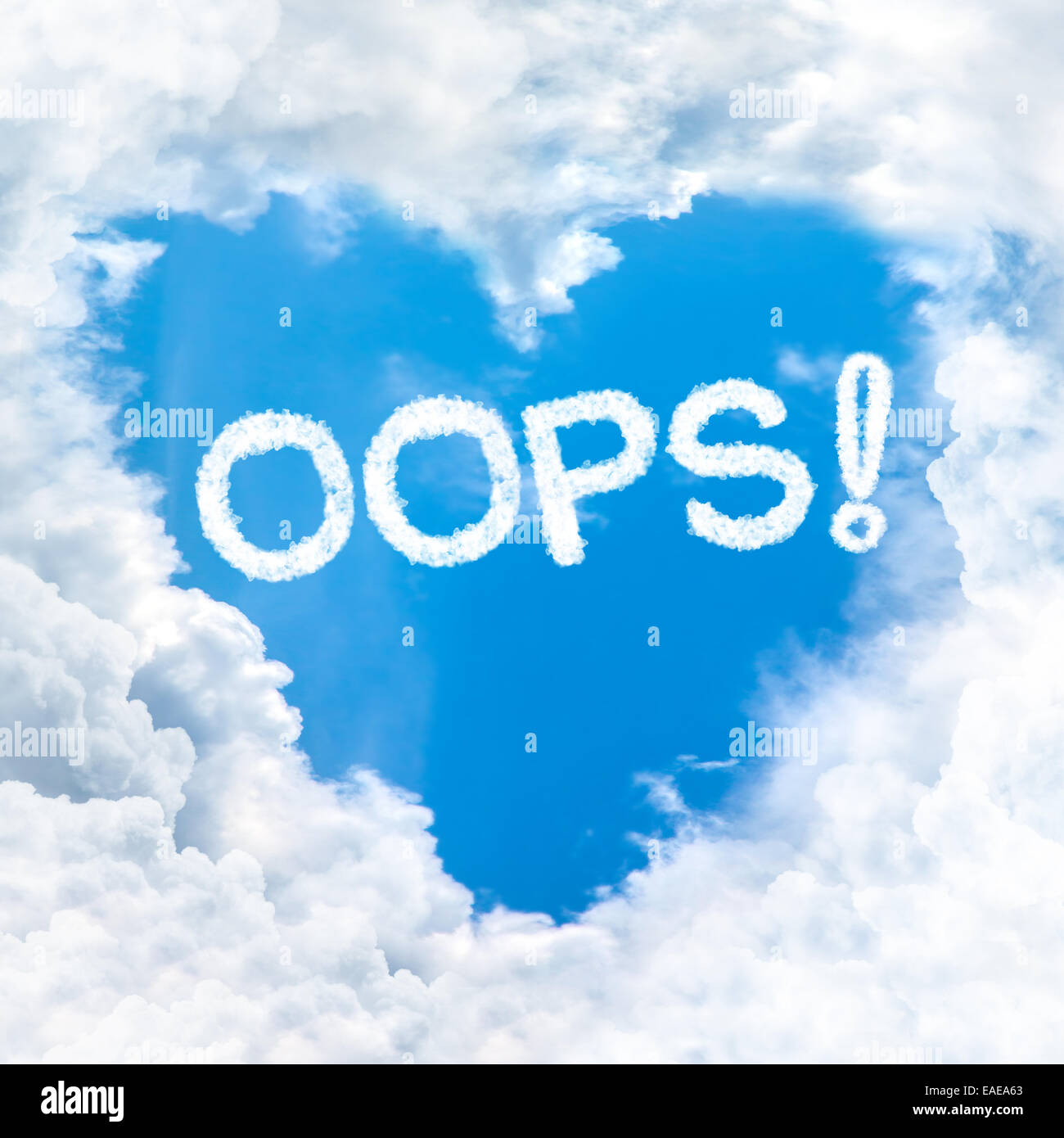 Oops-Wort auf blauen Himmel im Inneren Liebe Herzform Wolke Stockfoto