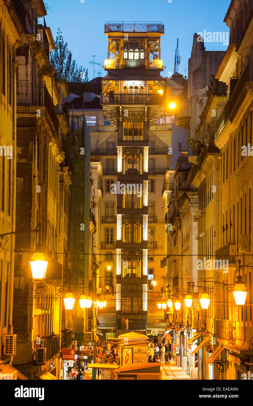 Santa Justa Aufzug, Nachtansicht, Baixa, Lissabon, Distrikt Lissabon, Portugal Stockfoto