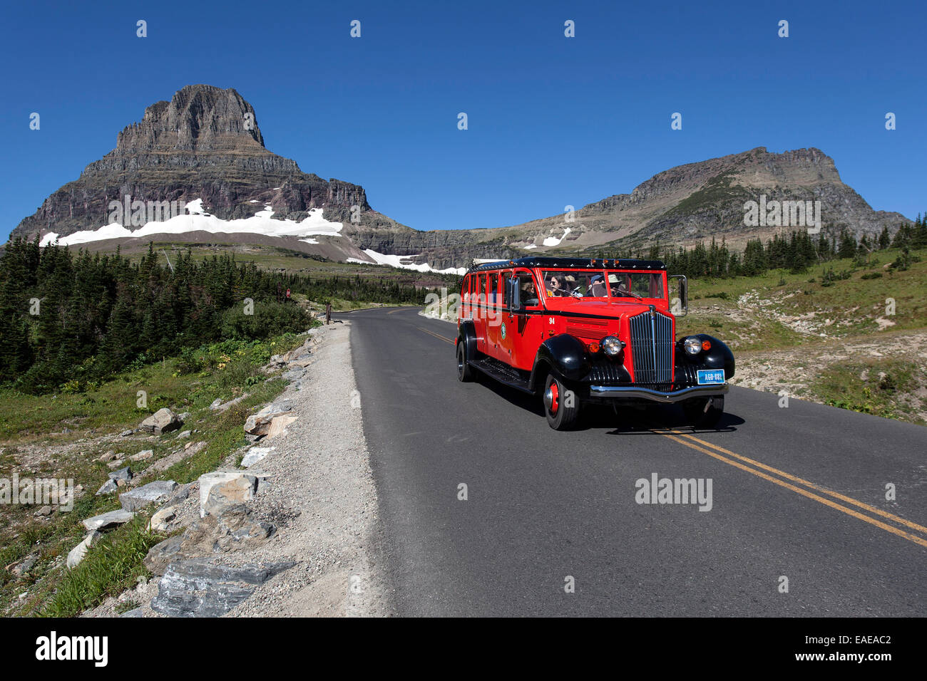 Roter Bustour auf der Going-to-the-Sun Road am Logan Pass, Glacier National Park, Montana, Vereinigte Staaten von Amerika Stockfoto