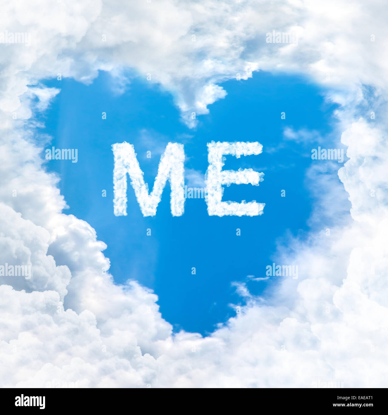 mir auf blauen Himmel in Herzform Wolke Liebe Wort Stockfoto