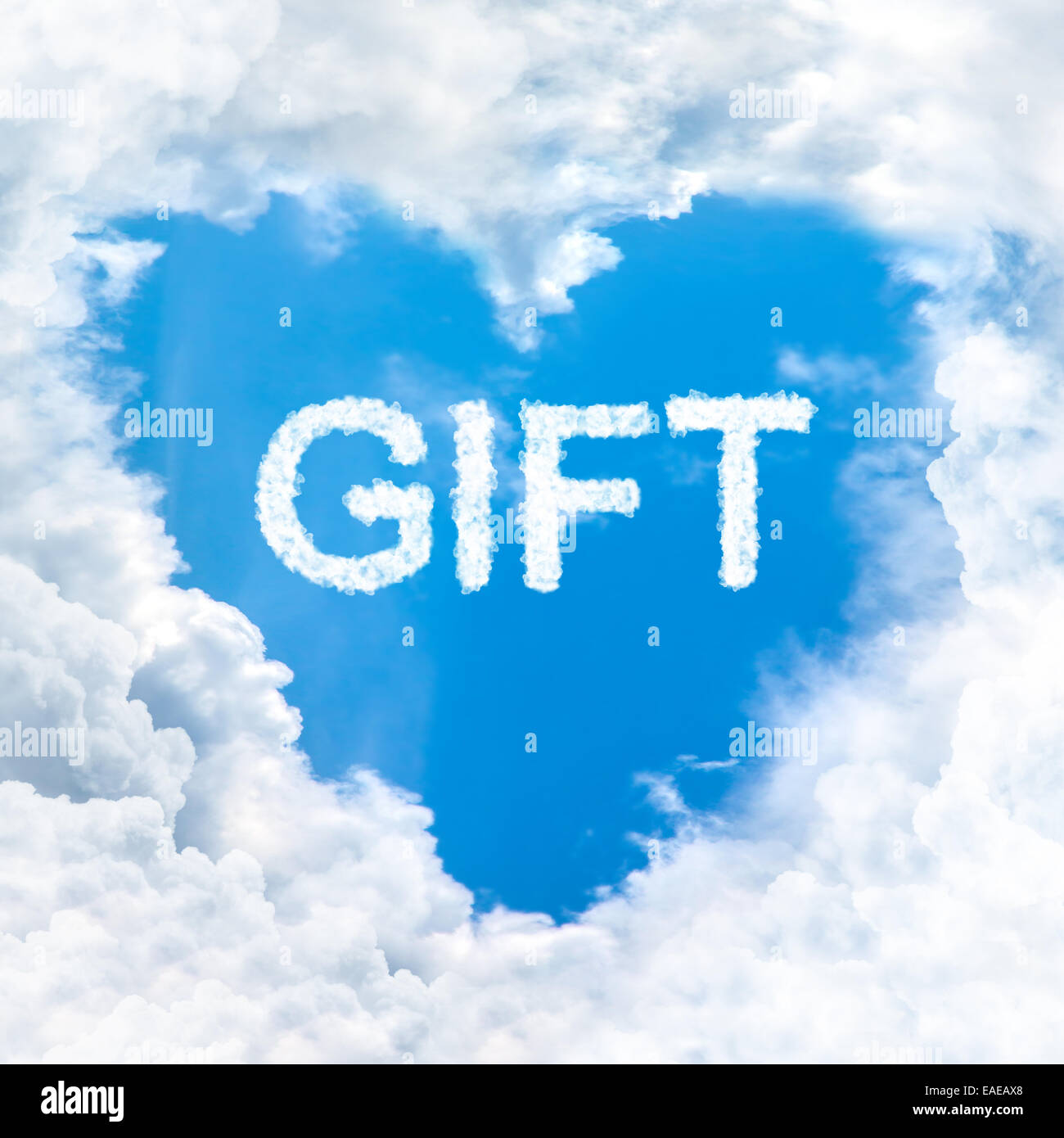 Geschenk Wort Natur auf blauen Himmel im Inneren Liebe Herzform Wolke Stockfoto