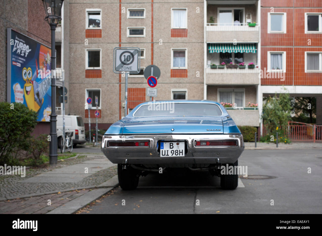 Blaue Vintage Buick Skylark in Berliner Straße geparkt mit modernen Beton und Backstein-Block von Wohnungen und Geländer Stockfoto