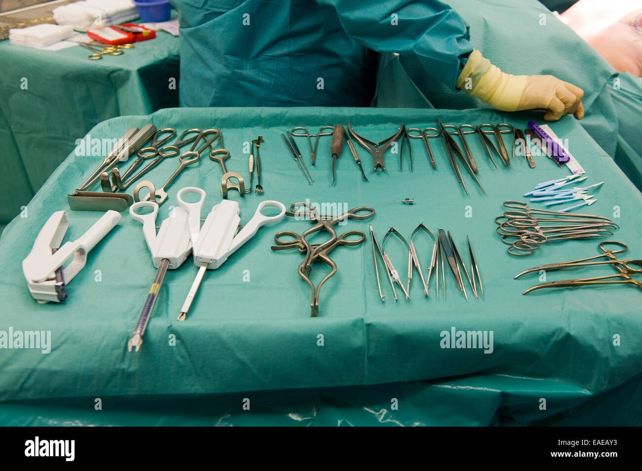 Geräte Werkzeuge für Chirurgen, die ein Patient in einem OP-Saal in einem Krankenhaus arbeiten müssen Stockfoto