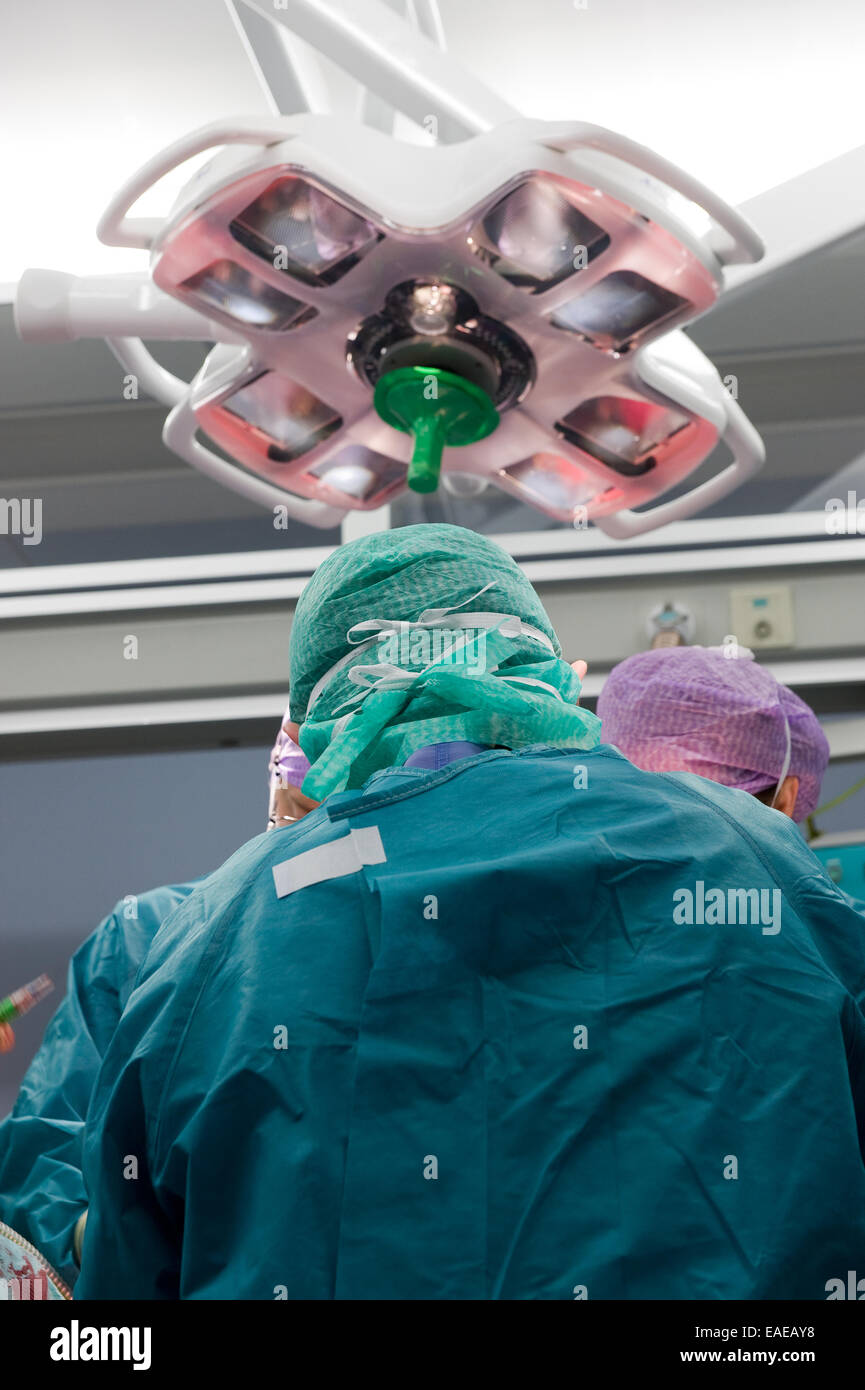 Chirurg in Schutzkleidung während einer Operation in einem Krankenhaus Stockfoto