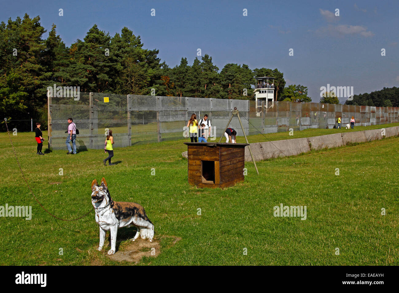 Point Alpha, Wachturm und Metall Gitter Zaun der ehemaligen Grenzanlagen der DDR, Anzahl der Besucher am Tag der deutschen Einheit auf 03.10.2014. Point Alpha ist eine Erinnerung, Gedenk- und treffen zeigen, etwas außerhalb von Geisa bei der ehemaligen Germa Stockfoto