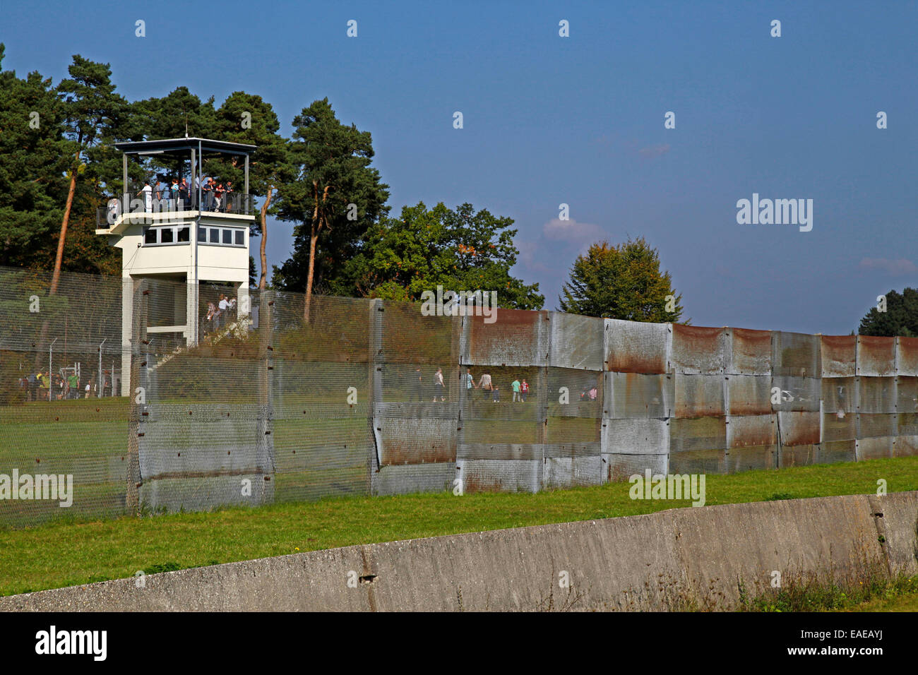 Alpha, Metallgitter Zaun und Wachturm, Anzahl der Besucher am Tag der deutschen Einheit auf 03.10.2014 Punctus Point Alpha ist eine Erinnerung, Gedenk- und treffen zeigen, etwas außerhalb von Geisa an der ehemaligen deutschen inländischen Grenze, Geisa, Bezirk von Wartburg, Stockfoto