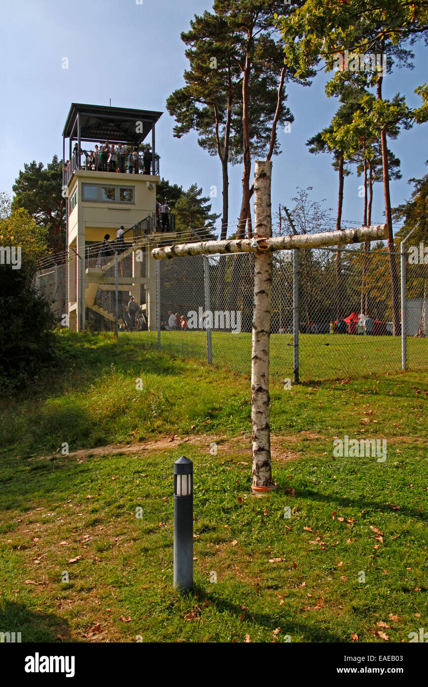 Zeigen Sie Alpha, ehemaligen Wachturm, Anzahl der Besucher am Tag der deutschen Einheit auf 03.10.2014. Point Alpha ist eine Erinnerung, Mahnmal und treffen zeigen etwas außerhalb von Geisa an der ehemaligen innerdeutschen Grenze, die Birke Kreuz erinnert an eine Flucht Versuch b Stockfoto