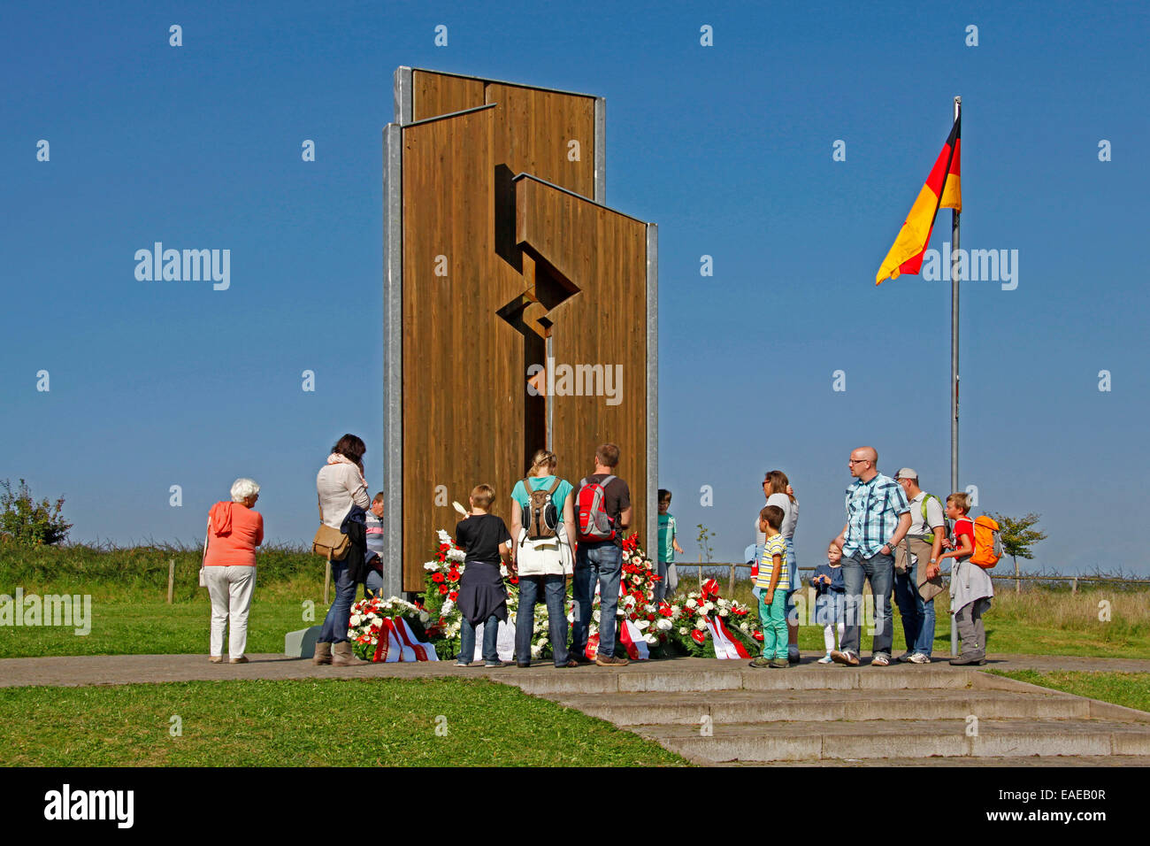 Zeigen Sie Alpha-Denkmal, Anzahl der Besucher am Tag der deutschen Einheit auf 03.10.2014. Point Alpha ist eine Erinnerung, Gedenk- und treffen zeigen, etwas außerhalb von Geisa der ehemaligen deutschen inländischen Grenze, Geisa, Bezirk von Wartburg, Thüringen, Deutschland Stockfoto
