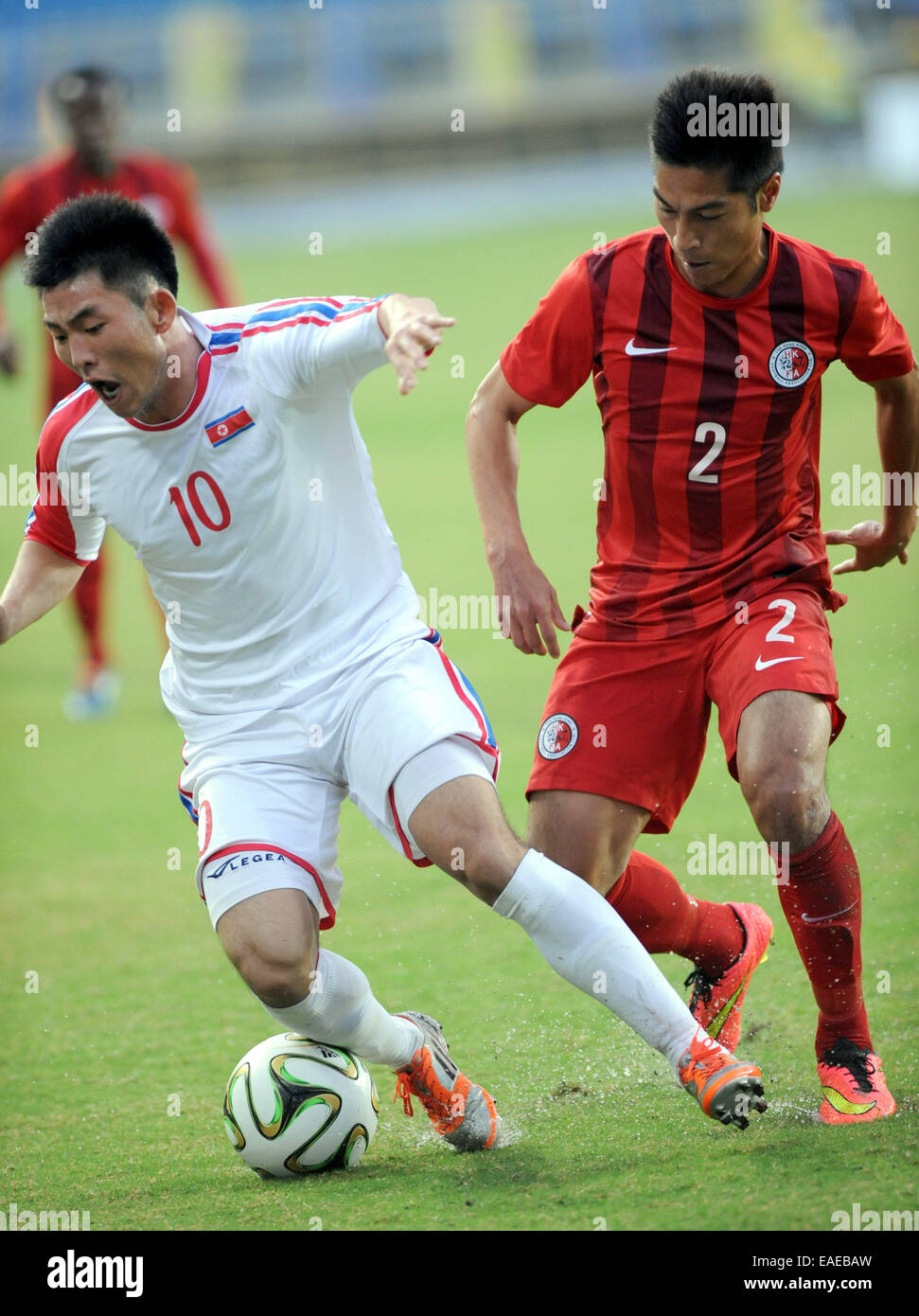 (141113)--TAIPEI, 13. November 2014 (Xinhua)--Ri Jin Hyok (L) von der Demokratischen Volksrepublik Korea (DVRK) wetteifert mit Lee Chi Ho of China Hong Kong während ihre Halbfinale Runde Match bei den EAFF East Asian Cup 2015 in Taipei, Taiwan Südost-China, am 13. November 2014. Demokratische Volksrepublik Korea 2: 1 gewonnen. (Xinhua/Lo Ping Fai) Stockfoto