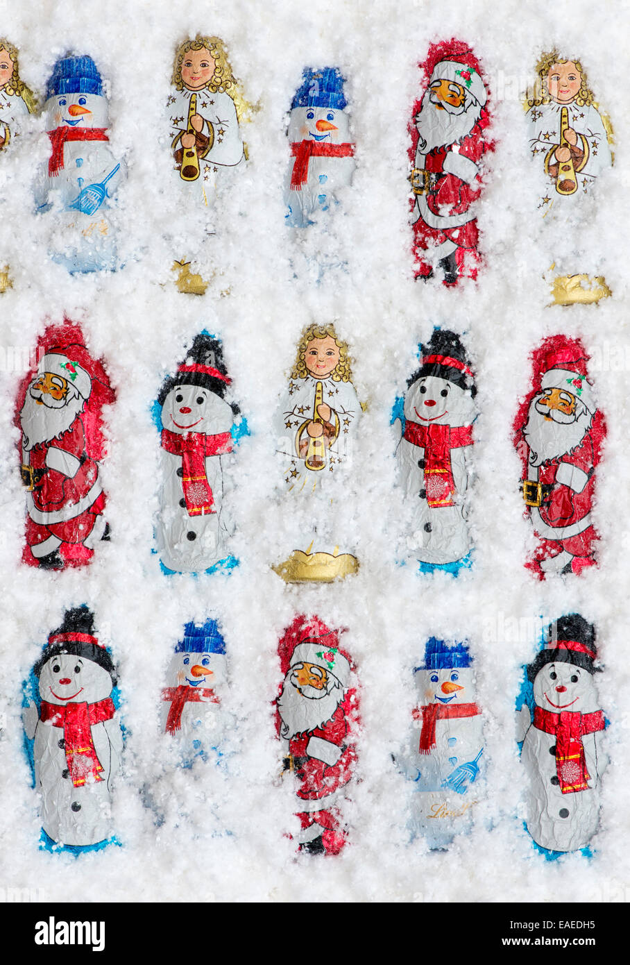 Sortierte Weihnachtsbaum Dekoration Pralinen im Schnee Stockfoto
