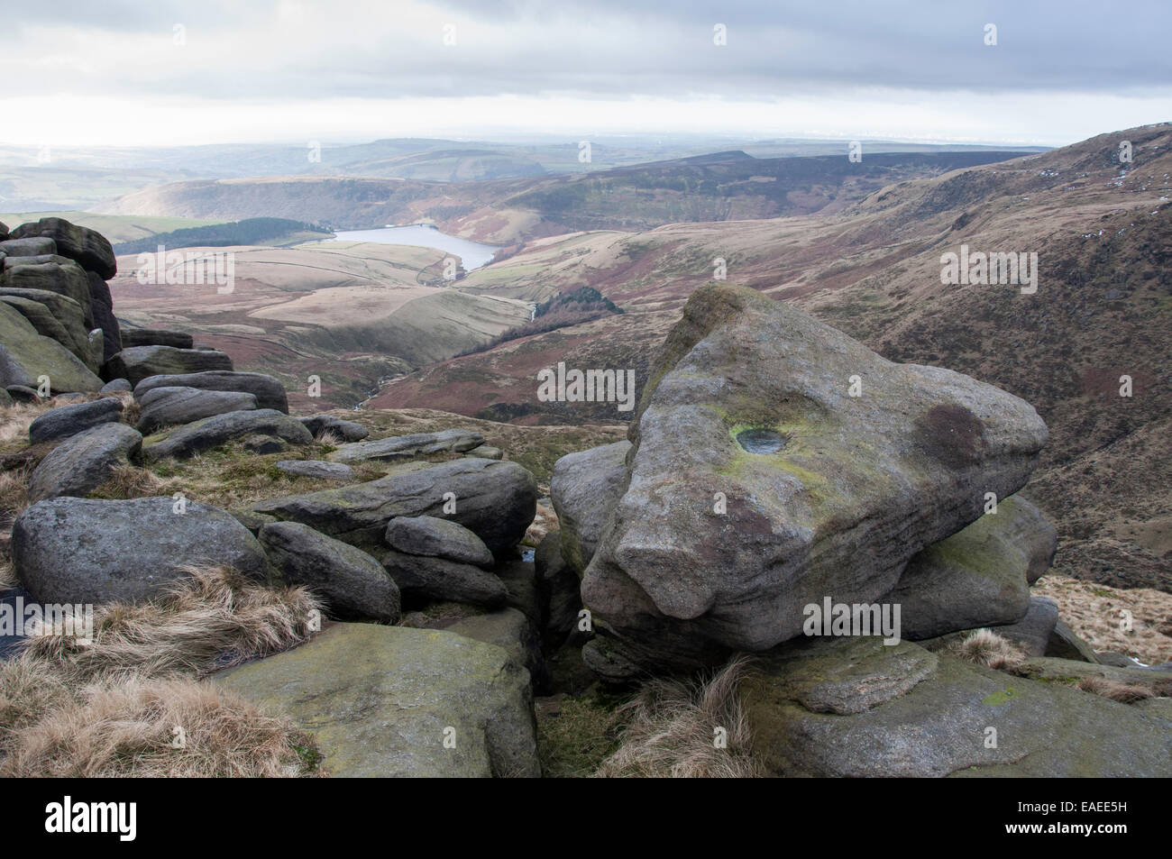 Verwitterte Felsformationen auf Kinder Scout im Peak District, Derbyshire. Blick hinunter auf Kinder Reservoir. Stockfoto