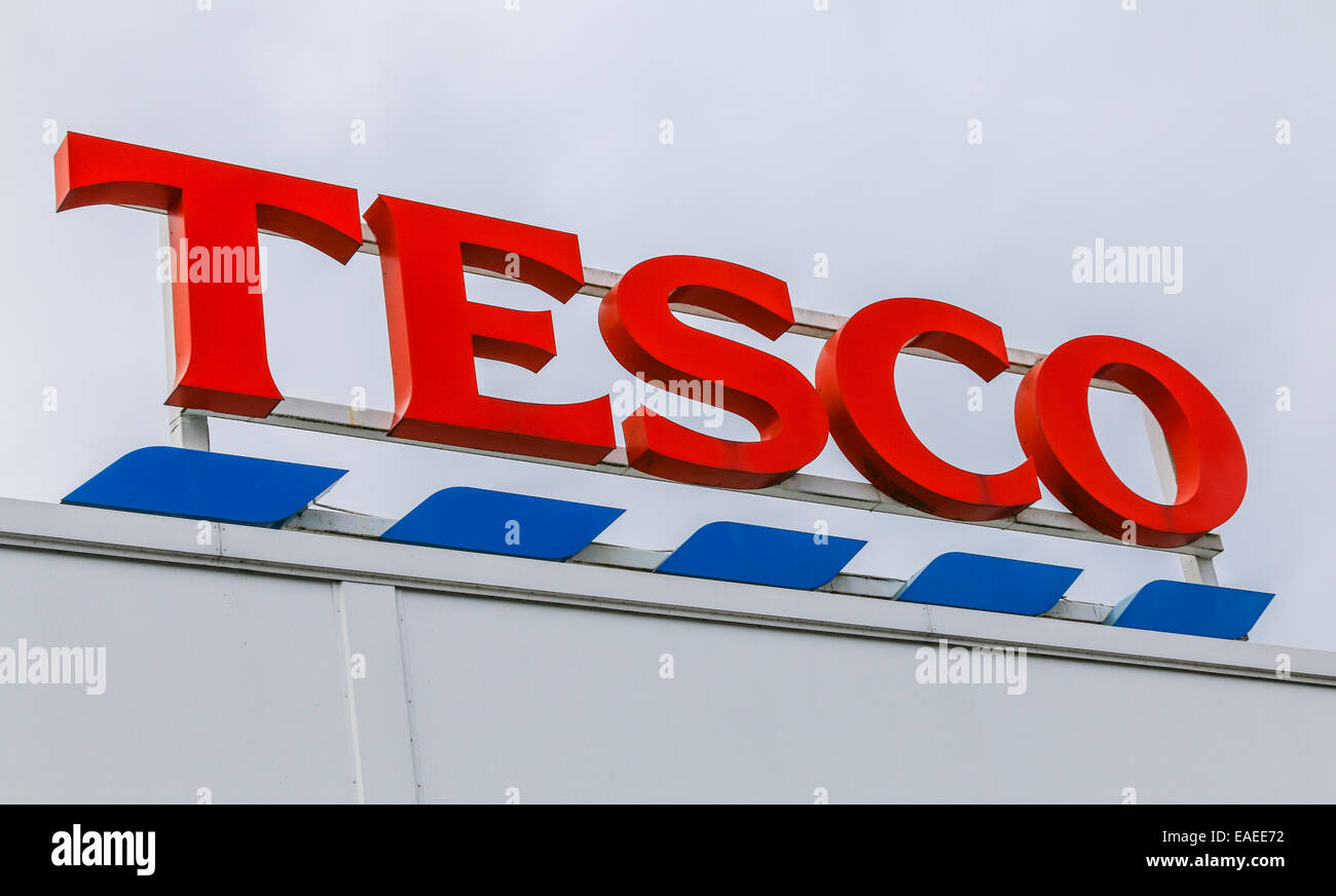 Tesco-Supermarkt-Logo.  Einzelhandel Lebensmittelpreise fallen mit allen Supermärkten Tesco schneiden ihre Preise inklusive. Stockfoto