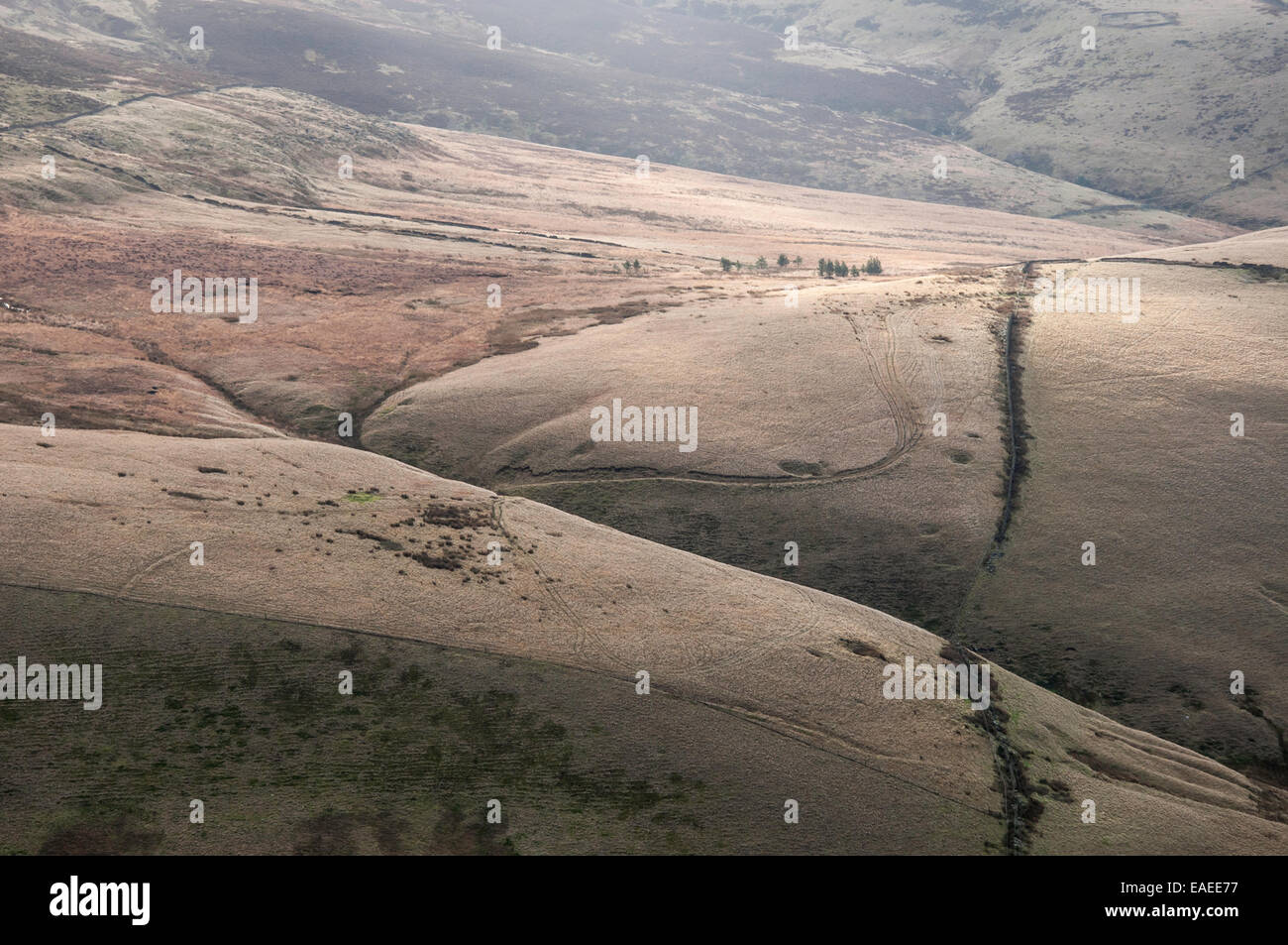 Hohen Aussichtspunkt Blick hinunter auf Moorlandschaft unter Kinder Scout. Weiche Winter-Licht auf die zarten Farben der Hügel. Stockfoto