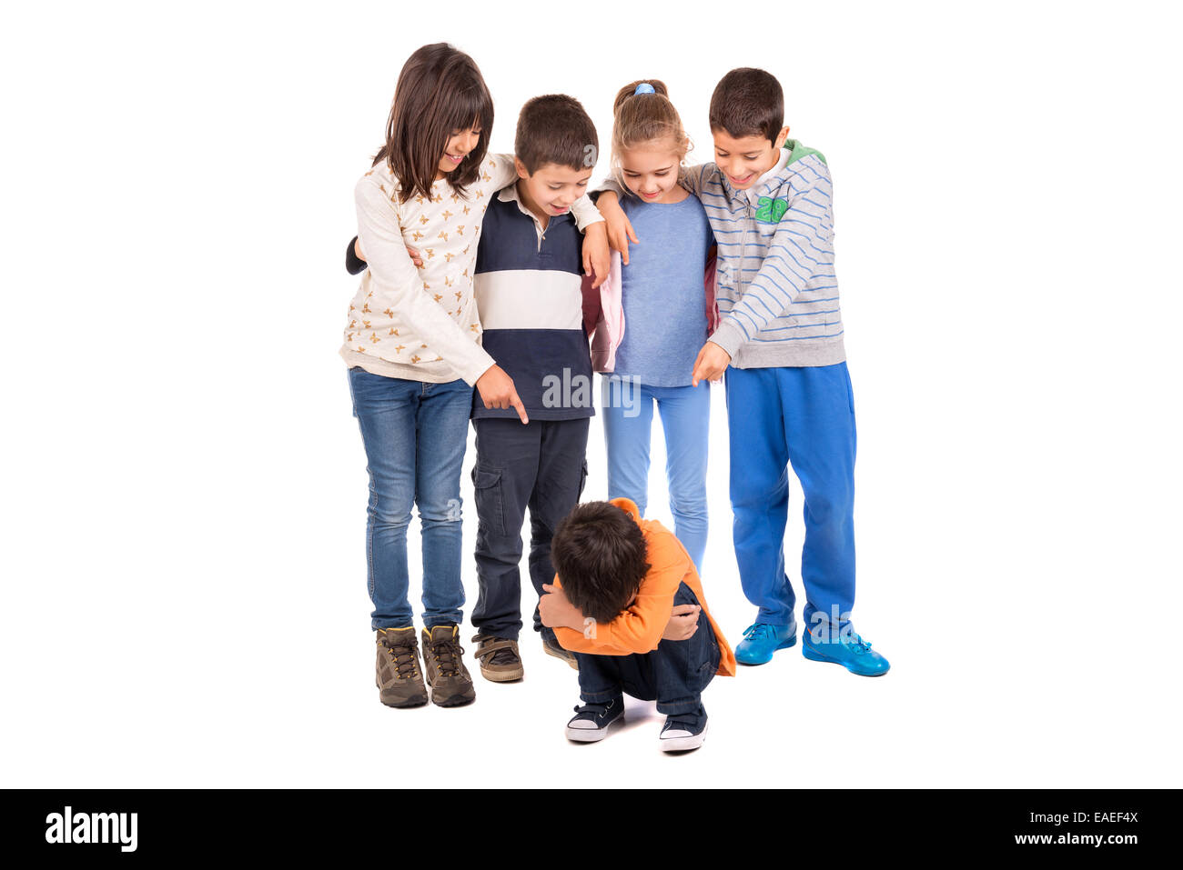 Gruppe von Kindern Mobbing ein isolierte Kind Stockfoto