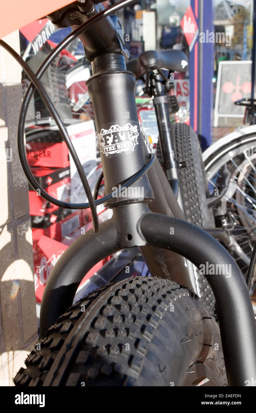 Fatbike Fahrrad über große Reifen Reifen Reifen Reifen fat-Bike Fahrrad Fahrrad Fahrräder Zyklus Schlamm Schnee weichen Sand breite große riesige enorme Stockfoto