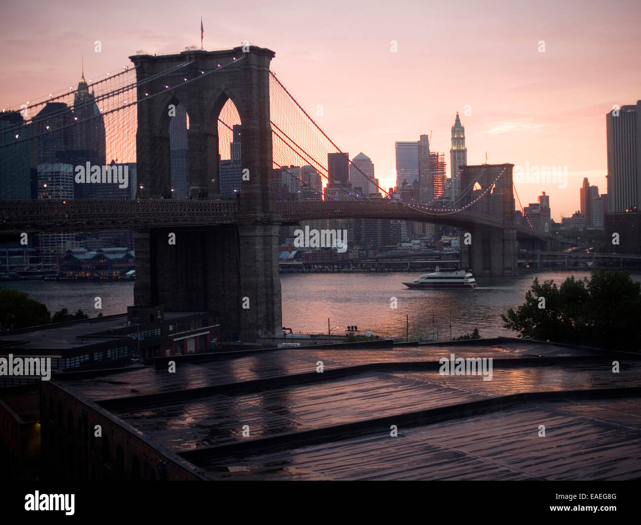 Spannweite der Brooklyn Bridge in der Dämmerung nach Sommer Regen Sturm Stockfoto