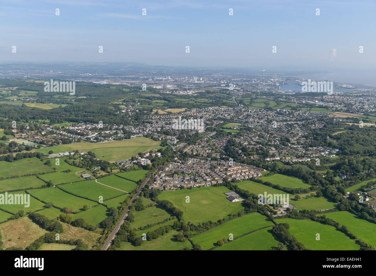 Eine Luftaufnahme, Blick über die South Wales Dorf von Dinas Powys mit Penarth und Cardiff sichtbar. Stockfoto