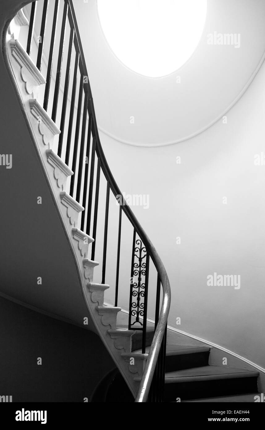 Treppe, Geländer und Himmelslicht. Stockfoto