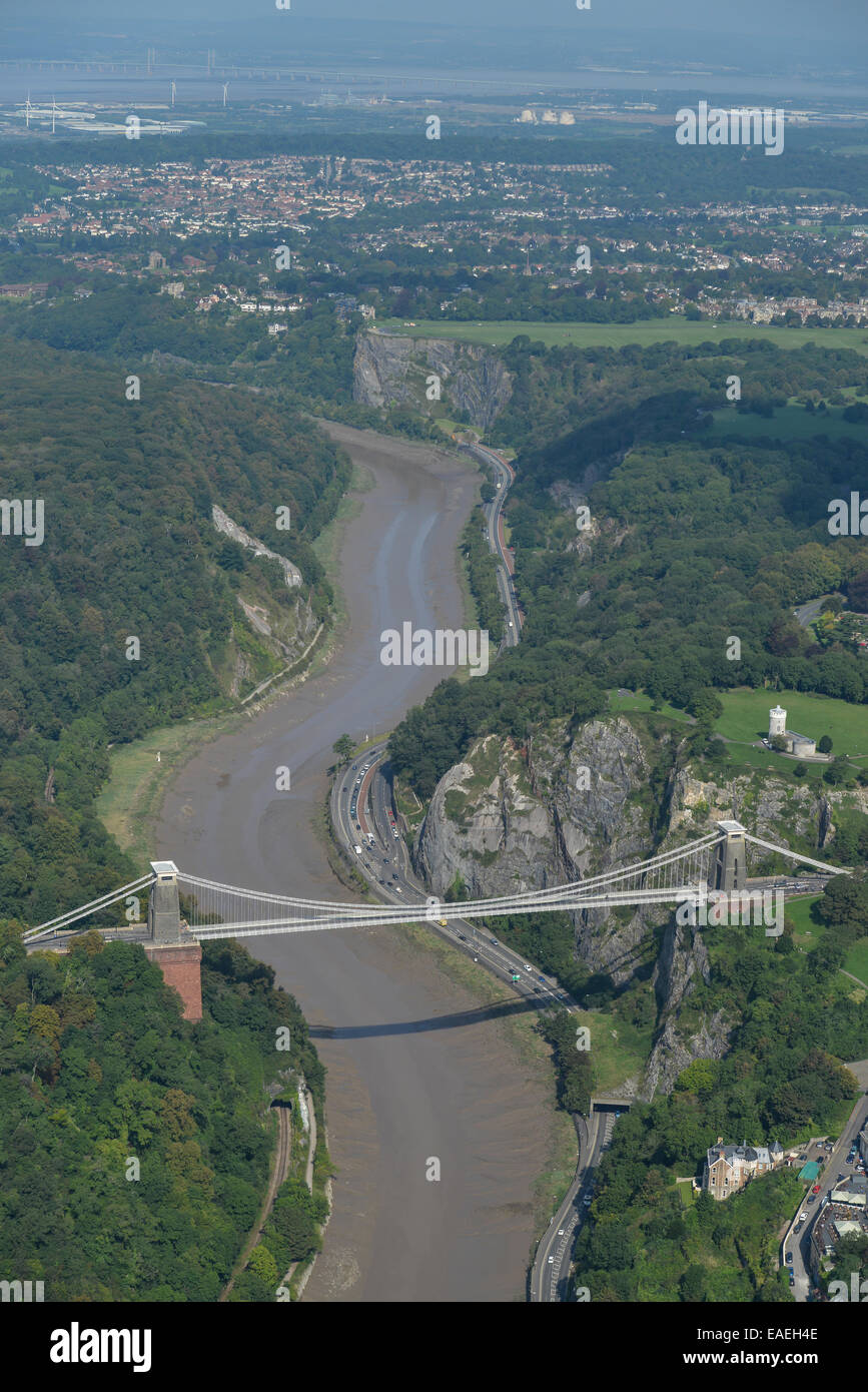 Eine Luftaufnahme der Clifton Suspension Bridge über den Fluß Avon in der Nähe von Bristol. Die Severn Mündung und Wales sind sichtbar Stockfoto