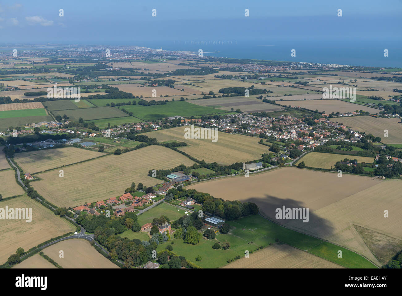 Eine Luftaufnahme des Suffolk Dorf von Blundeston, Great Yarmouth ist im Hintergrund sichtbar Stockfoto