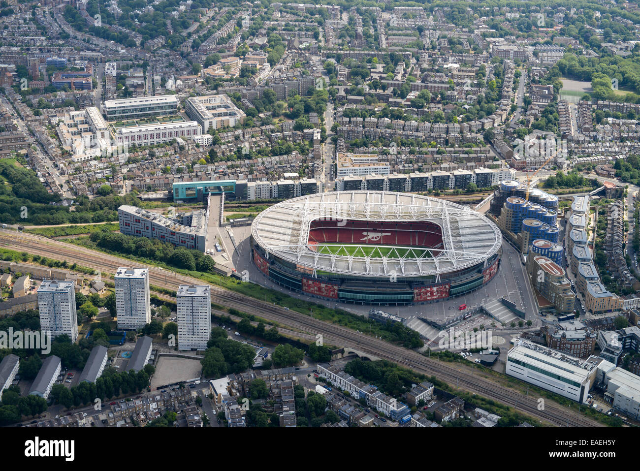 Eine Luftaufnahme des Emirates Stadium, Heimat des Arsenal FC. Ihre ehemalige Heimat ist Highbury im Hintergrund Stockfoto
