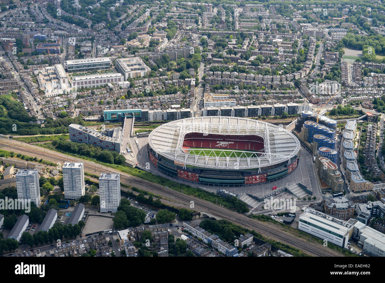 Eine Luftaufnahme des Emirates Stadium, Heimat des Arsenal FC. Ihre ehemalige Heimat ist Highbury im Hintergrund Stockfoto
