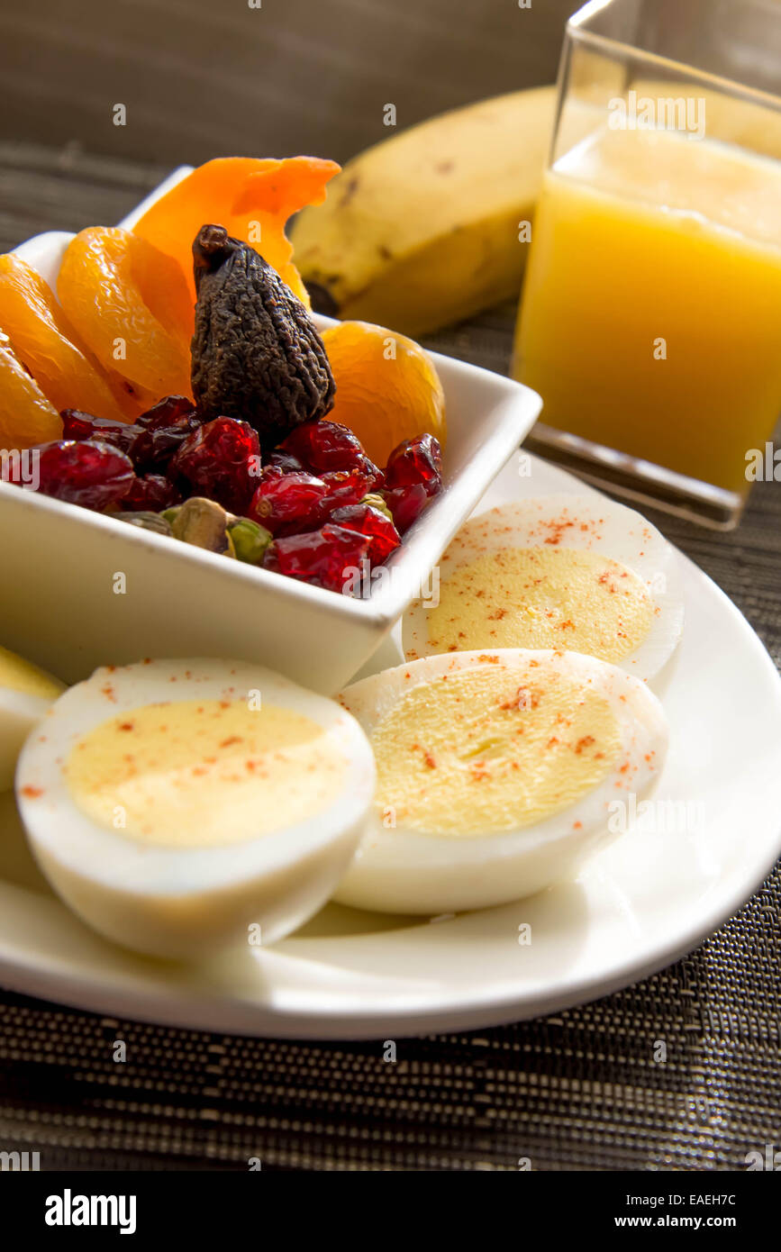 hart gekochten Eiern und getrocknete Früchte zum Frühstück Stockfoto