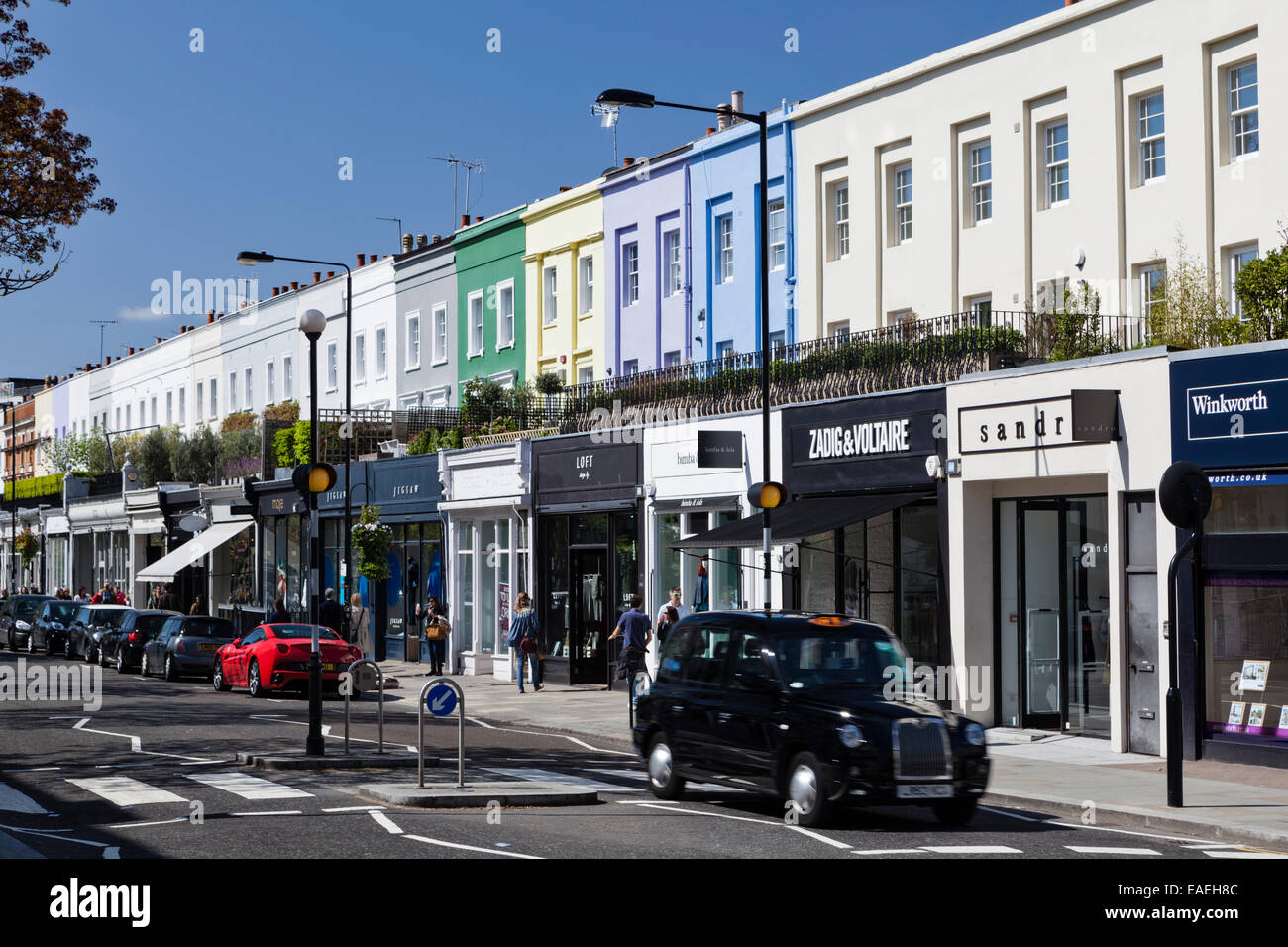 Bunte Reihe von Boutiquen auf Westbourne Grove, Notting Hill, London, England. Stockfoto