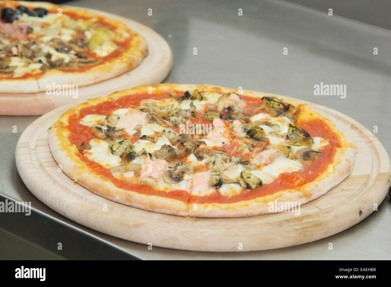 Pizza mit Muscheln in Tomatensauce Stockfoto