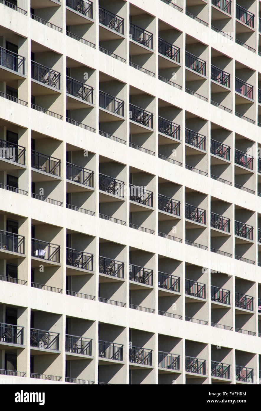 Abstrakt Architektur: Ein geometrisches Muster entsteht durch Lichter und Schatten der Außenterrassen eines Zement-Gebäudes. Stockfoto