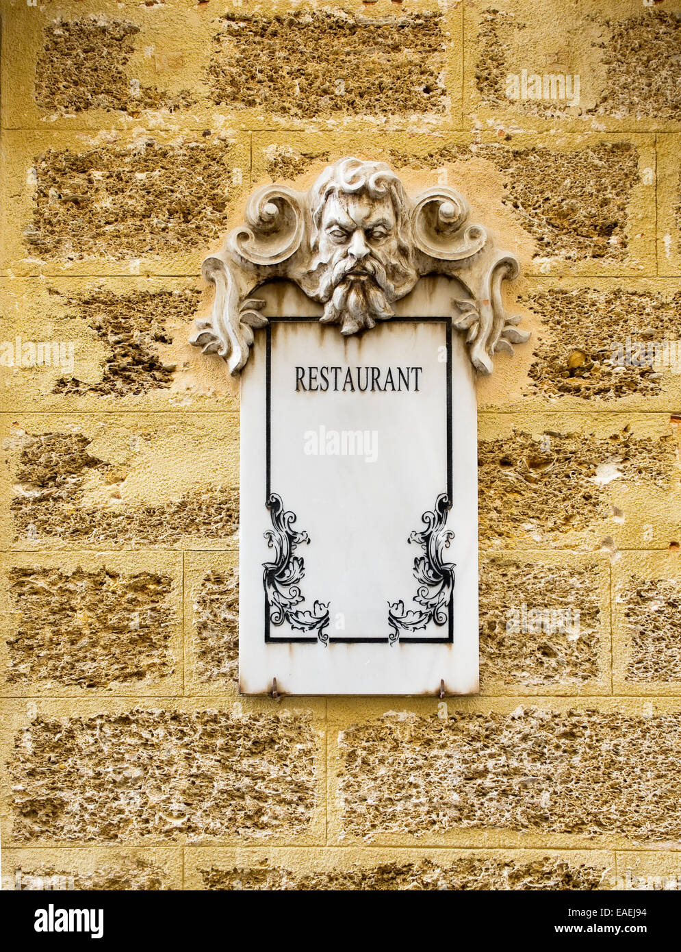 Restaurant Marmortafel in eine Steinmauer. Stockfoto