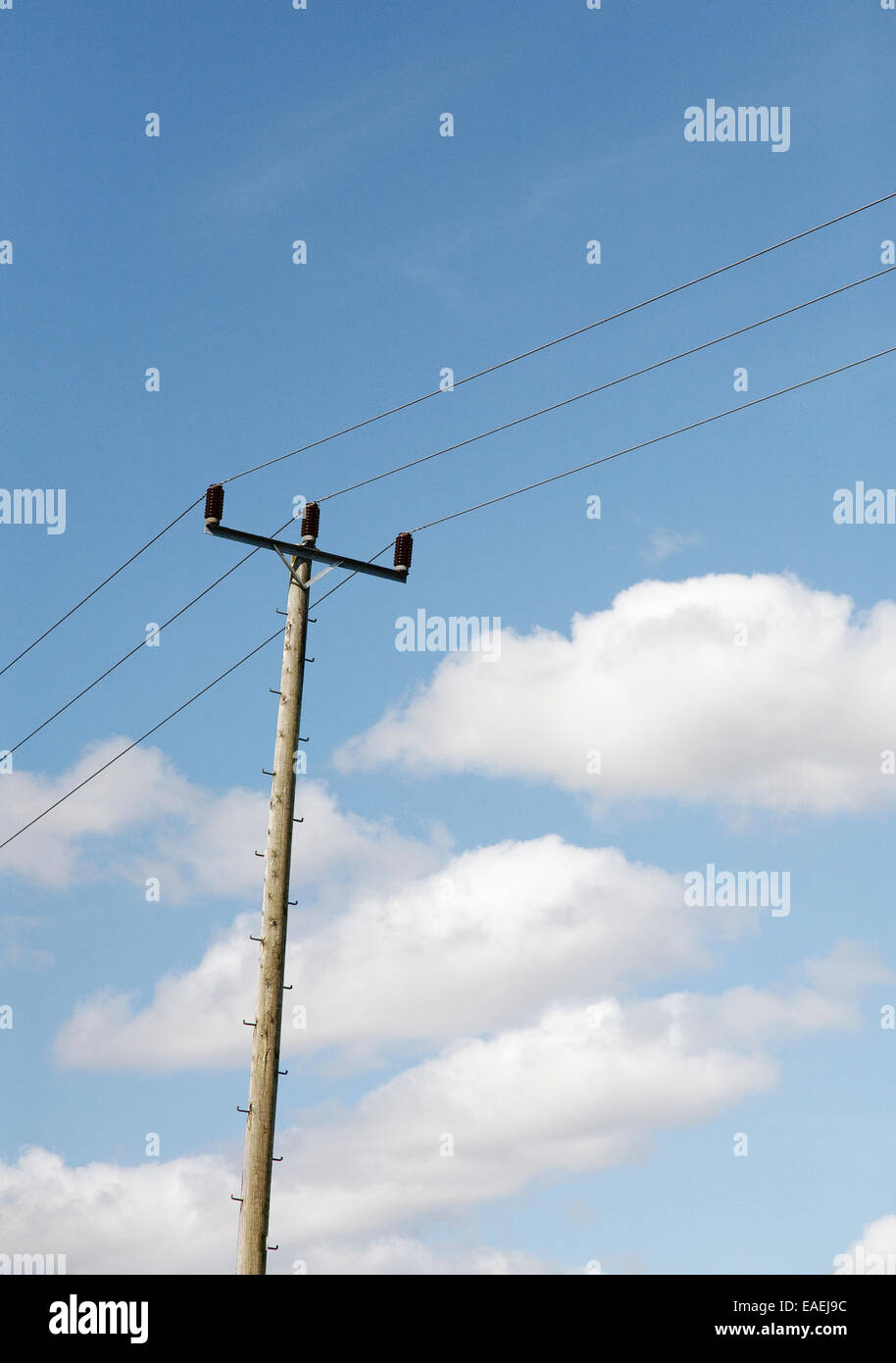 Telegrafenmast gegen einen blauen Himmel, Mid Glamorgan, Wales, UK Stockfoto