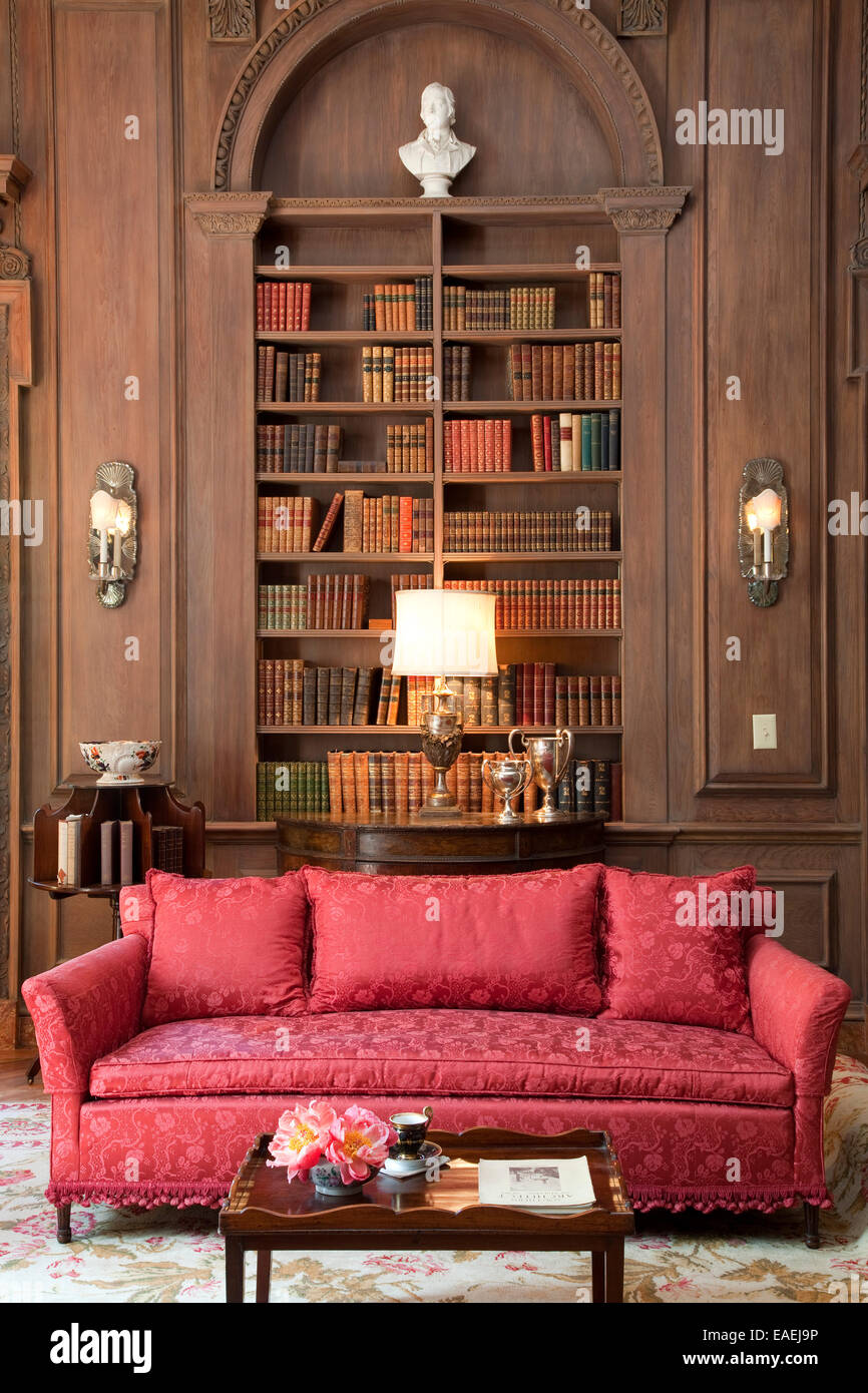 Couch und Bibliothek im Swan House, Atlanta, Georgia. Stockfoto