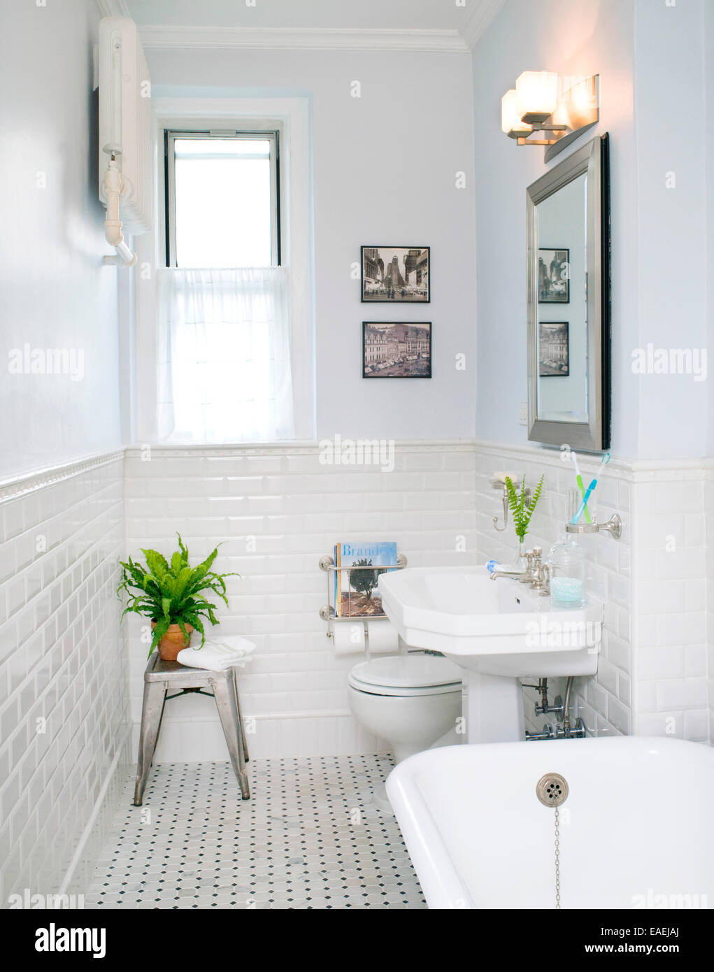 weiß gefliestes Badezimmer Stockfoto