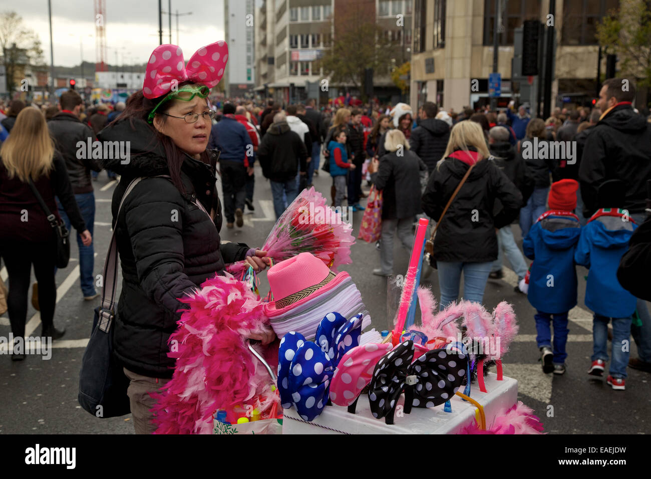 Straßenhändler verkaufen Souvenirs, Rugby-Fans auf den Straßen von Cardiff vor der Wales-Spiel gegen Australien Stockfoto