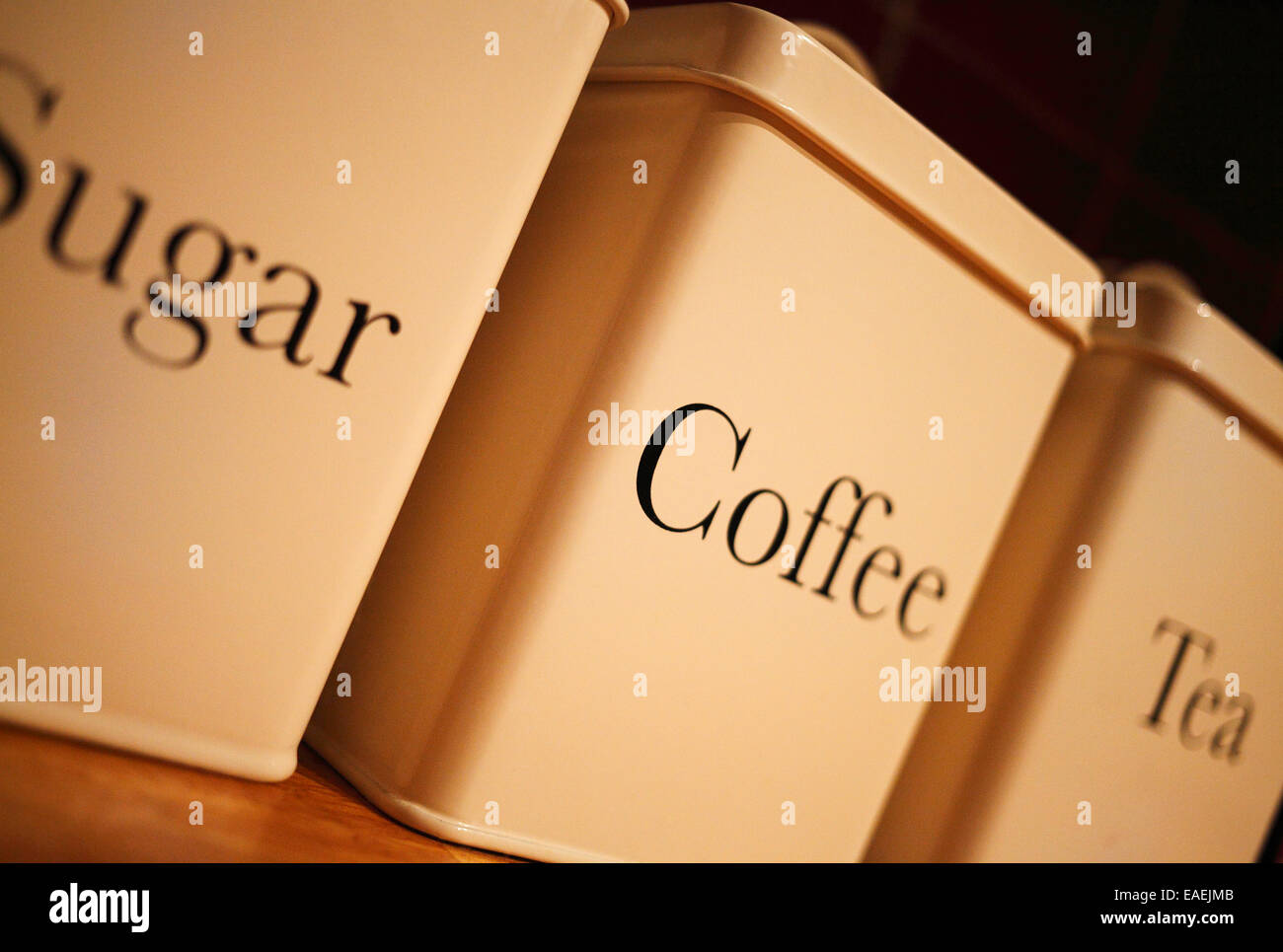 Dosen mit der Aufschrift Zucker, Kaffee und Tee. Stockfoto