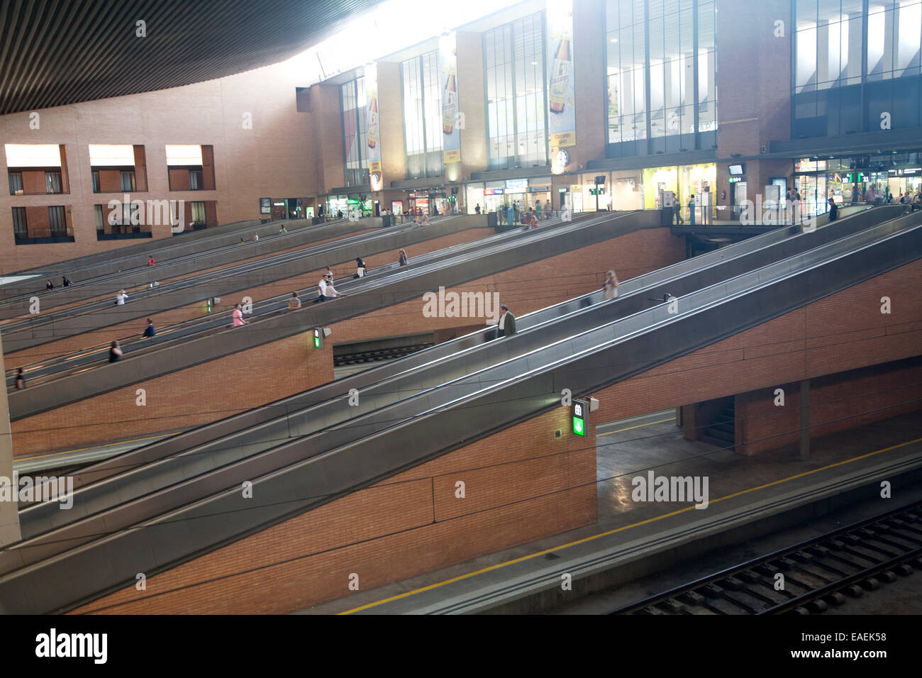 Menschen auf Rolltreppen in Santa Justa Railway station Sevilla, Spanien Stockfoto