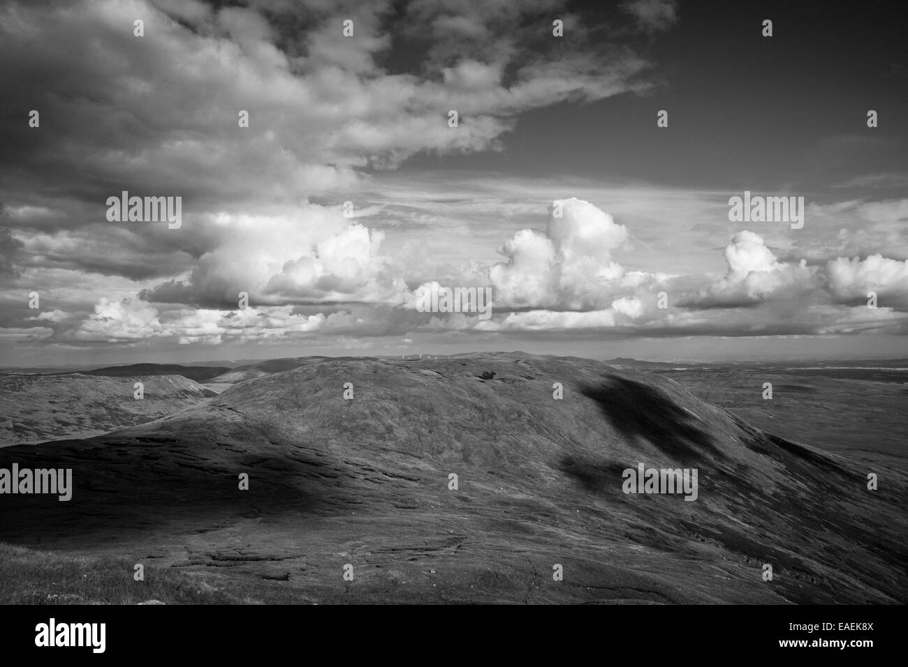 Monochromes Bild der Blick von der Spitze eines Berges Stockfoto