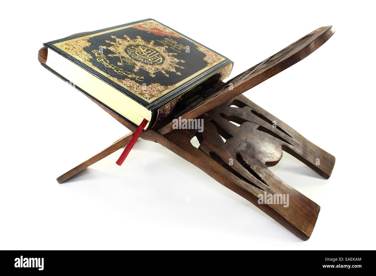 Koran mit Koran aus Holz stellen Sie sich vor weißem Hintergrund Stockfoto
