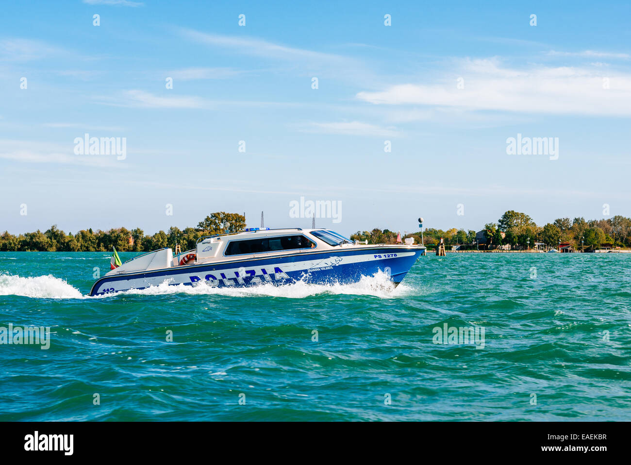 Polizeistreife Motorboot während der Sicherheitskontrolle auf die Lagune von Venedig Stockfoto