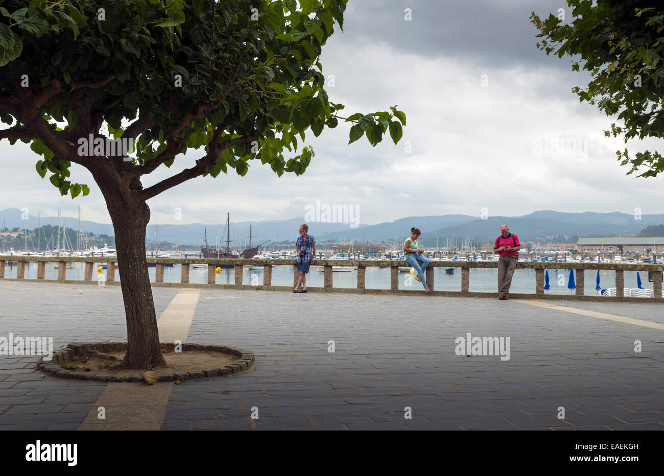 BAIONA, Spanien - 3. September 2014: Drei unbekannten Touristen einen Moment der Erholung von der Hafenstadt genommen Stockfoto