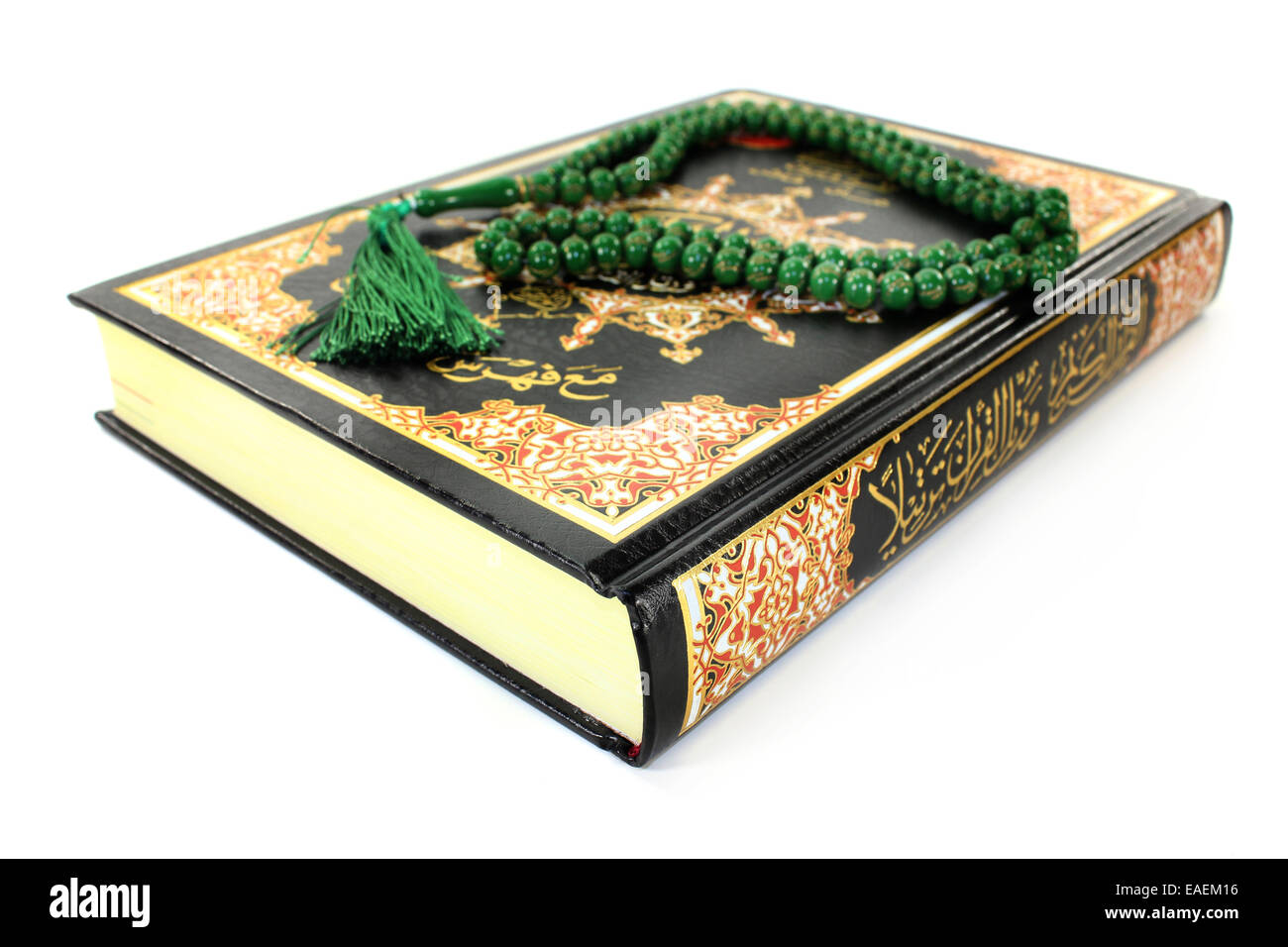 Koran mit Rosenkranz vor weißem Hintergrund Stockfoto