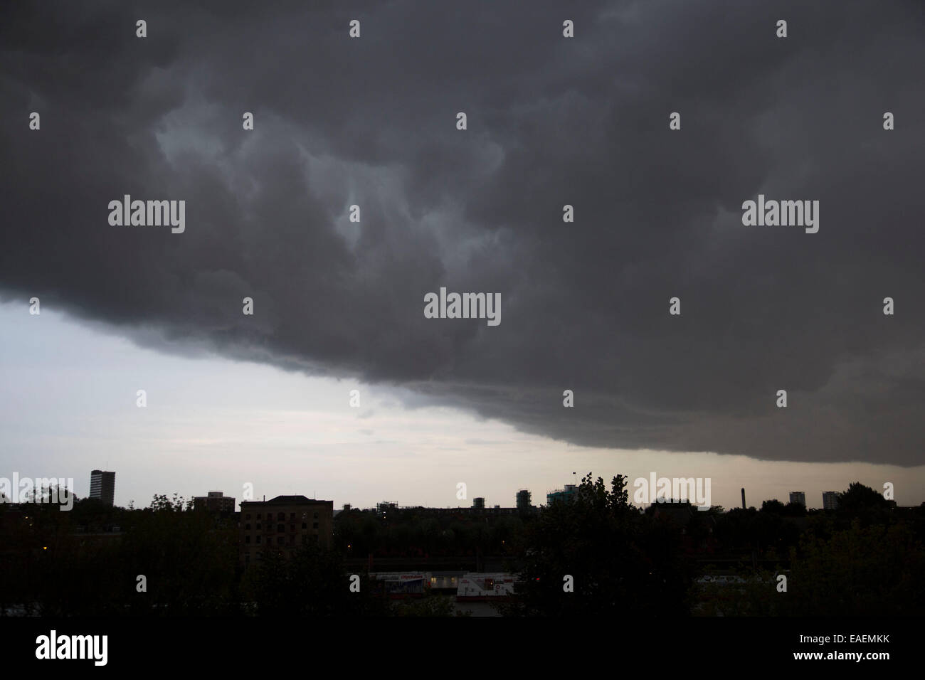Gewitterwolken bedrohlich über London, UK. Stockfoto