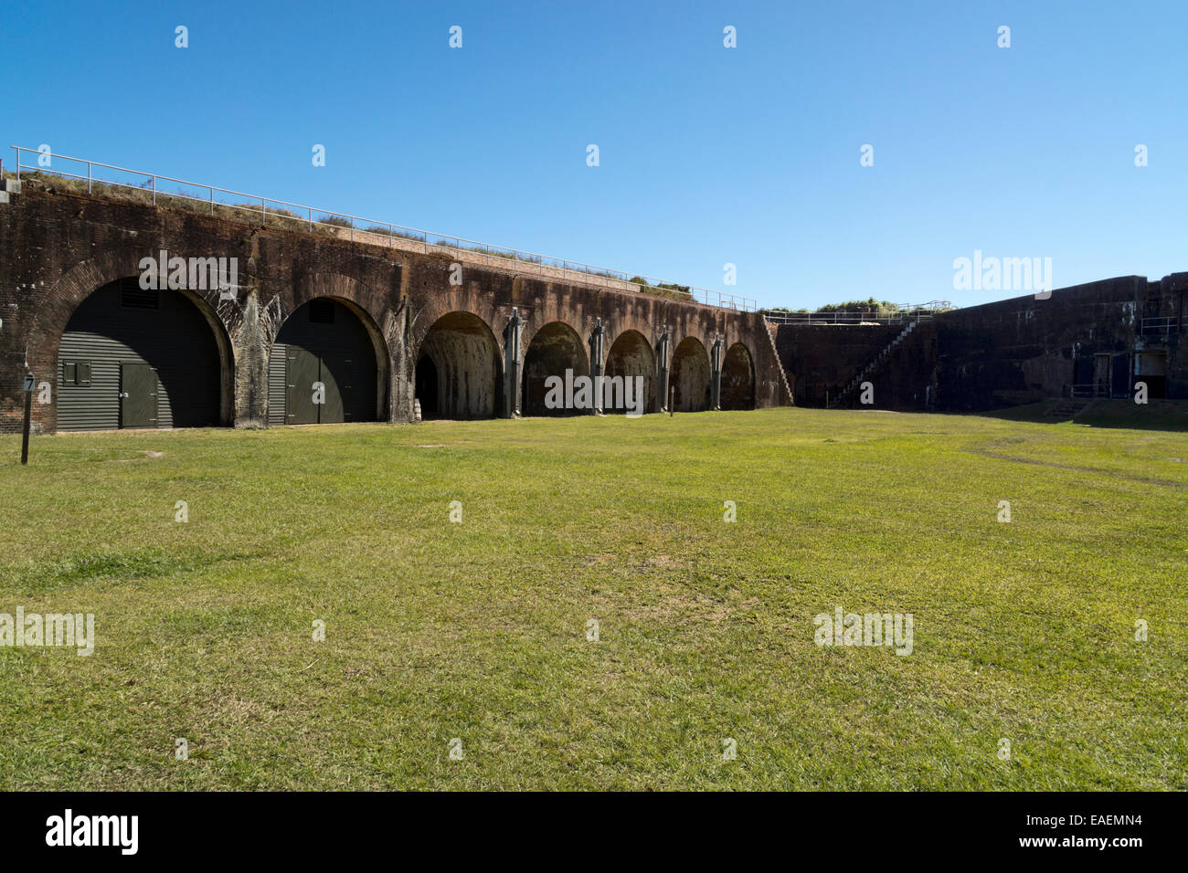 Fort Morgan Parade ground und Innenwände gewölbt. Stockfoto