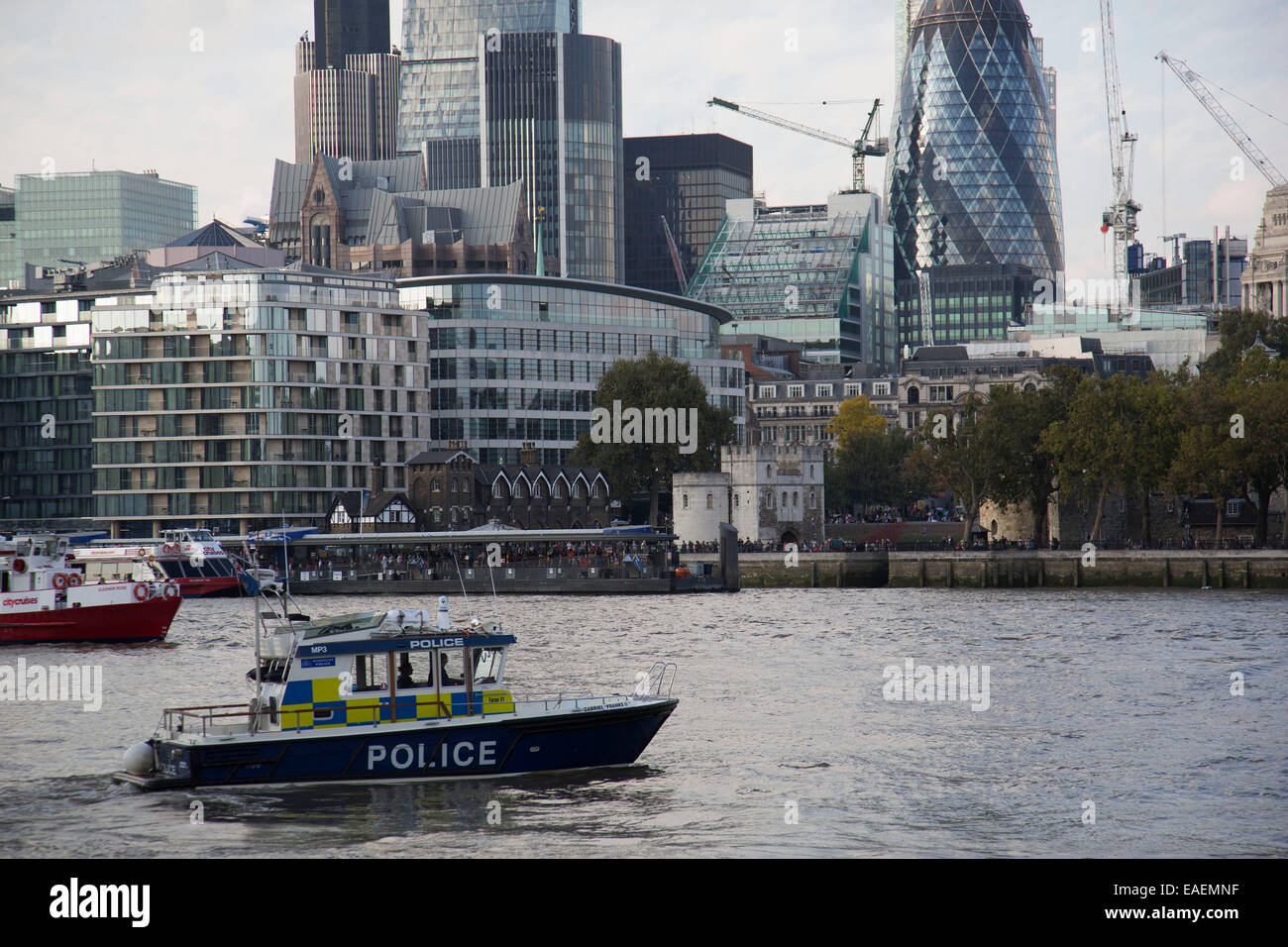 Thames River Police Boot Patrouillen in der Nähe der City of London, UK. Stockfoto