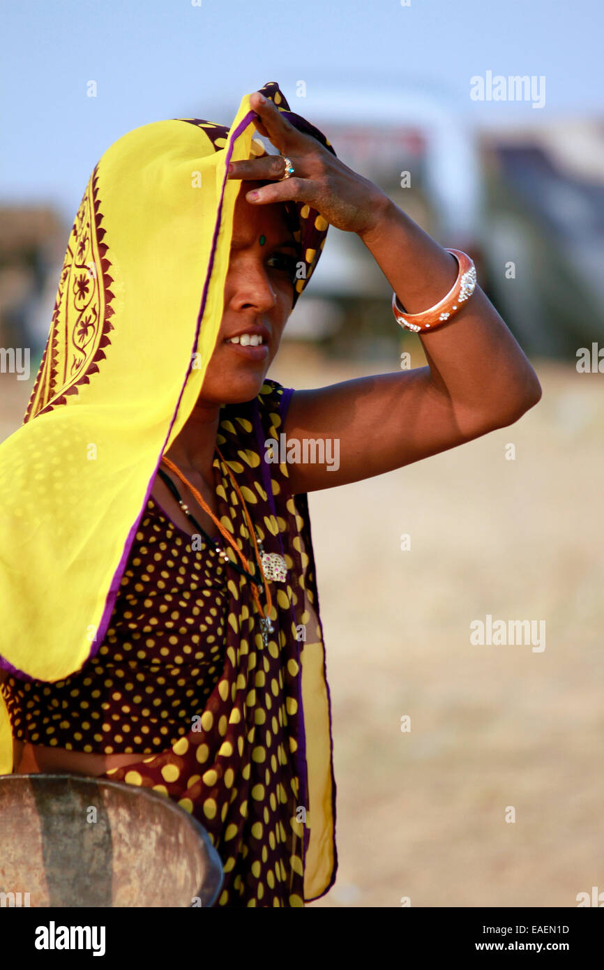 Lady, Weiblich, Indisch, Volkskultur, greifbar, Farbe voll, in Pushkar, Rajasthan, Indien. Stockfoto