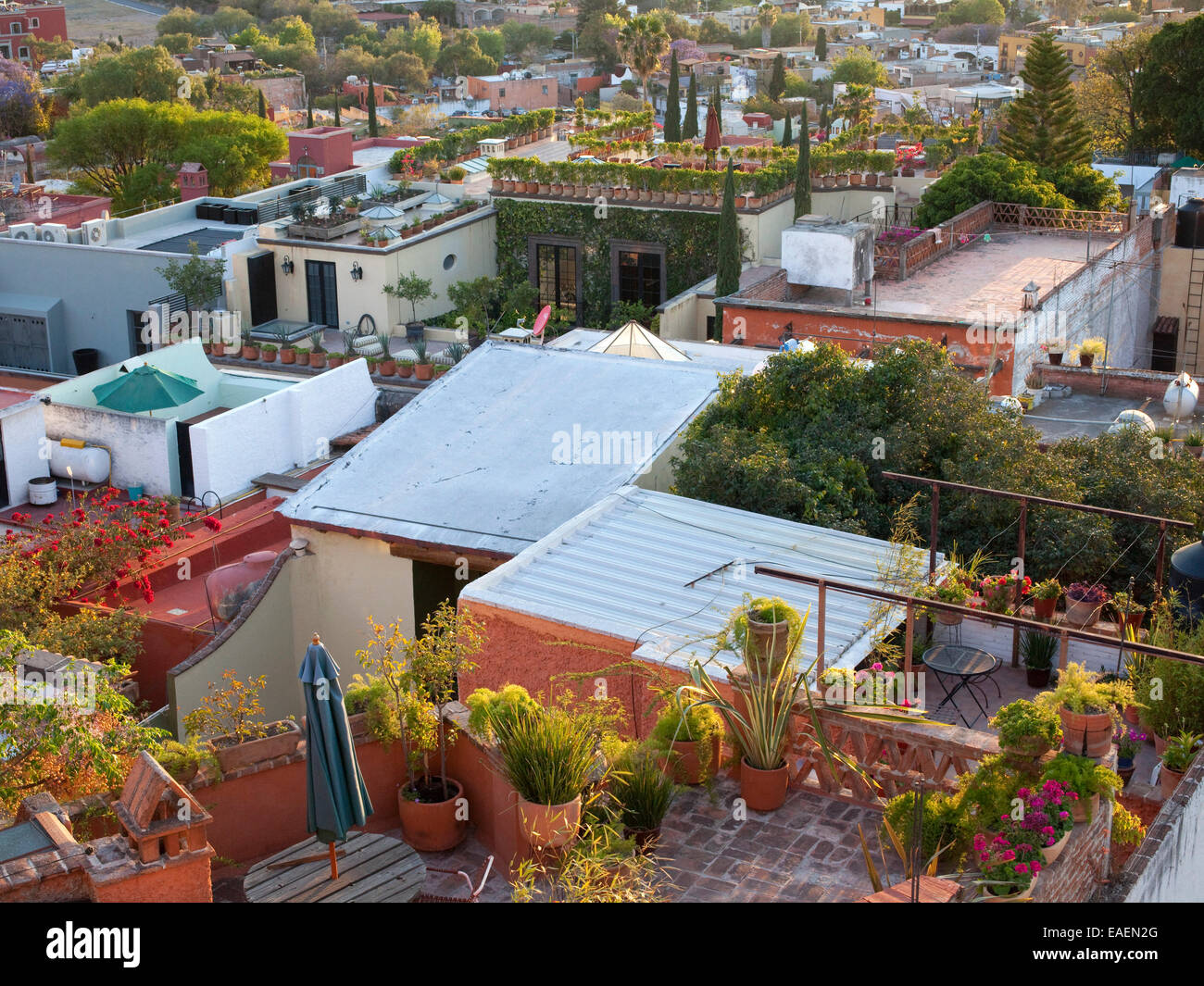 Blick auf Dachgärten und Terrassen in Mexican Village Stockfoto