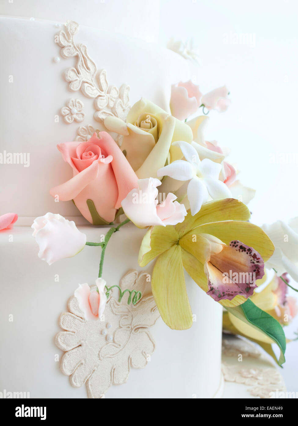 Detail der essbaren Blüten auf Hochzeitstorte Stockfoto