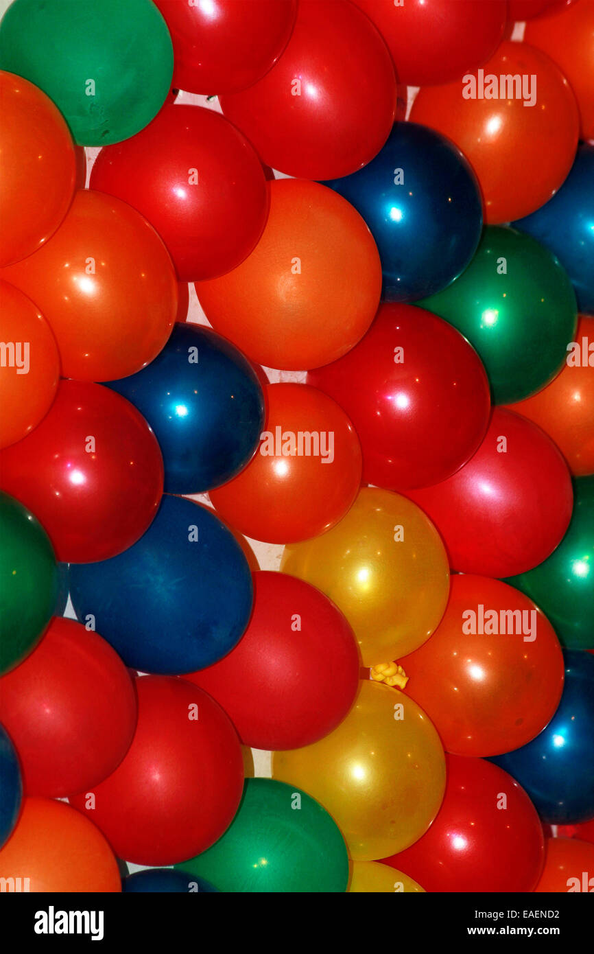 Luftballons, voller Farbe, fix, Board, lila, rot, gelbe Farbe Pushkar, Rajasthan, Indien. Stockfoto